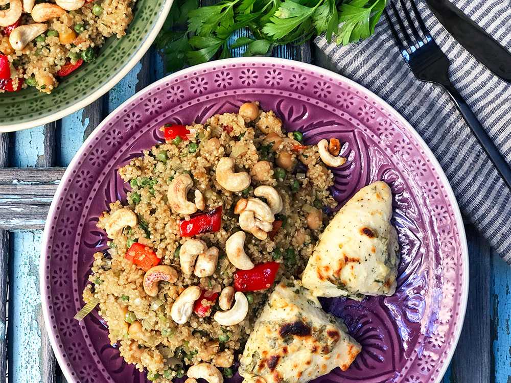 Bakt kylling i gresk yoghurt med lun quinoasalat