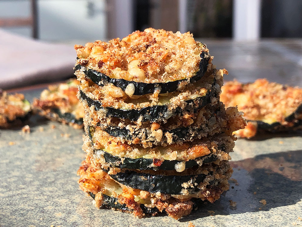 Sunn squashsnacks med parmesan og chili