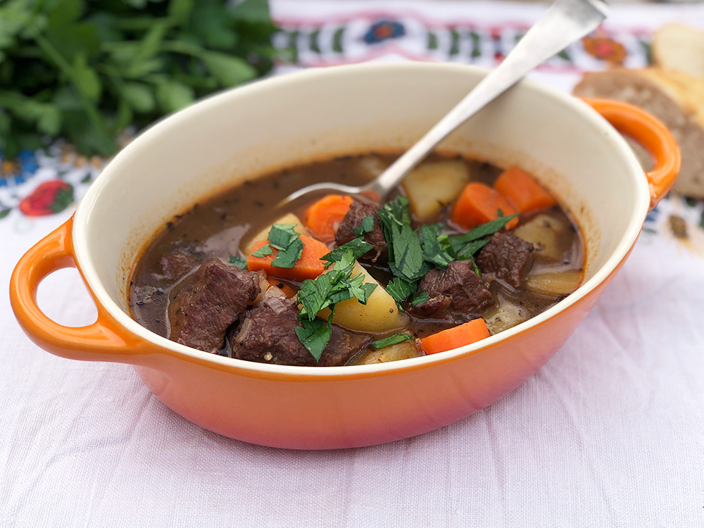 Varmende suppe med mørt oksekjøtt og grønnsaker