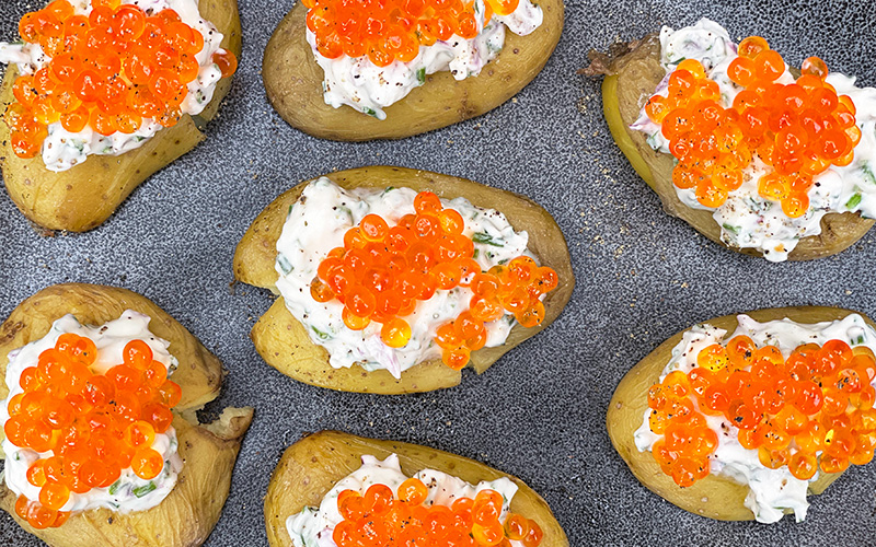 Kanaripoteter med lakserogn og crème fraîche