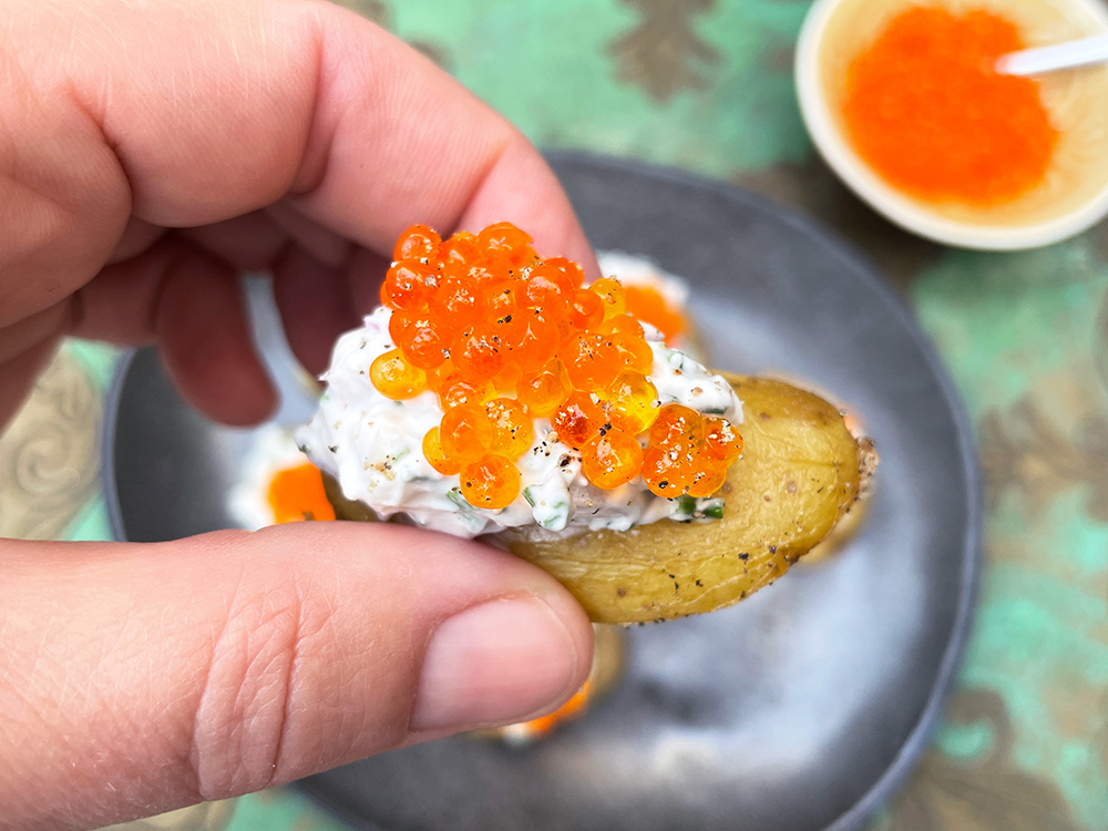 Kanaripoteter med lakserogn og crème fraîche