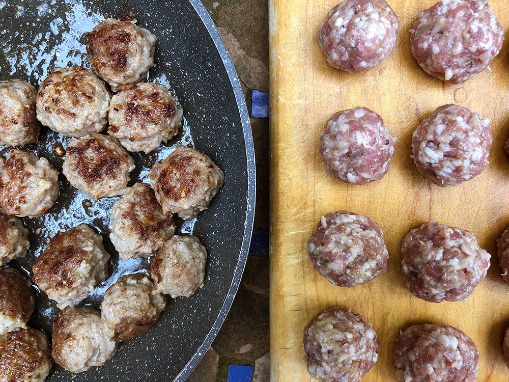 Hjemmelaget masala med smakfulle lammekjøttboller
