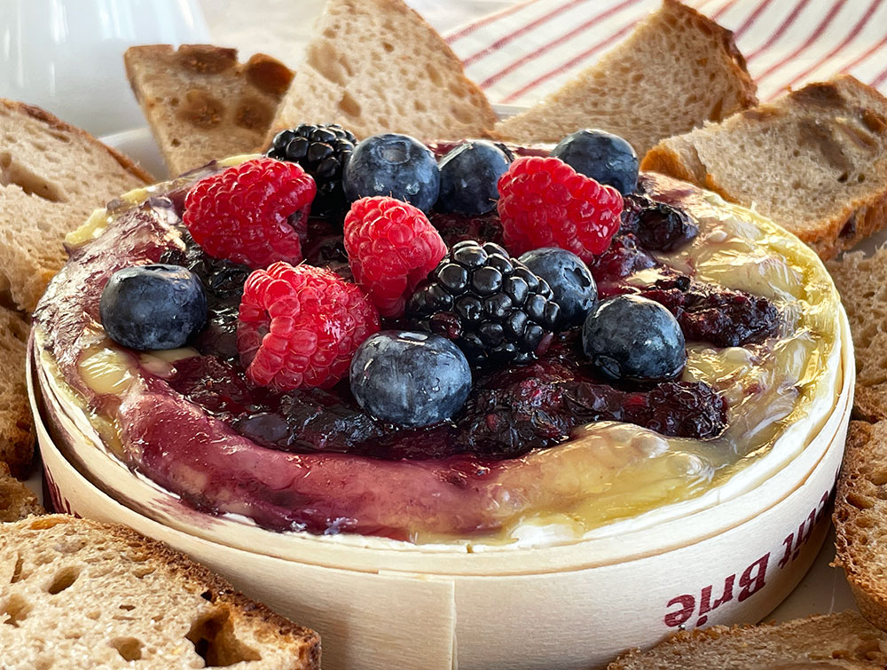 Gratinert brie med skogsbær