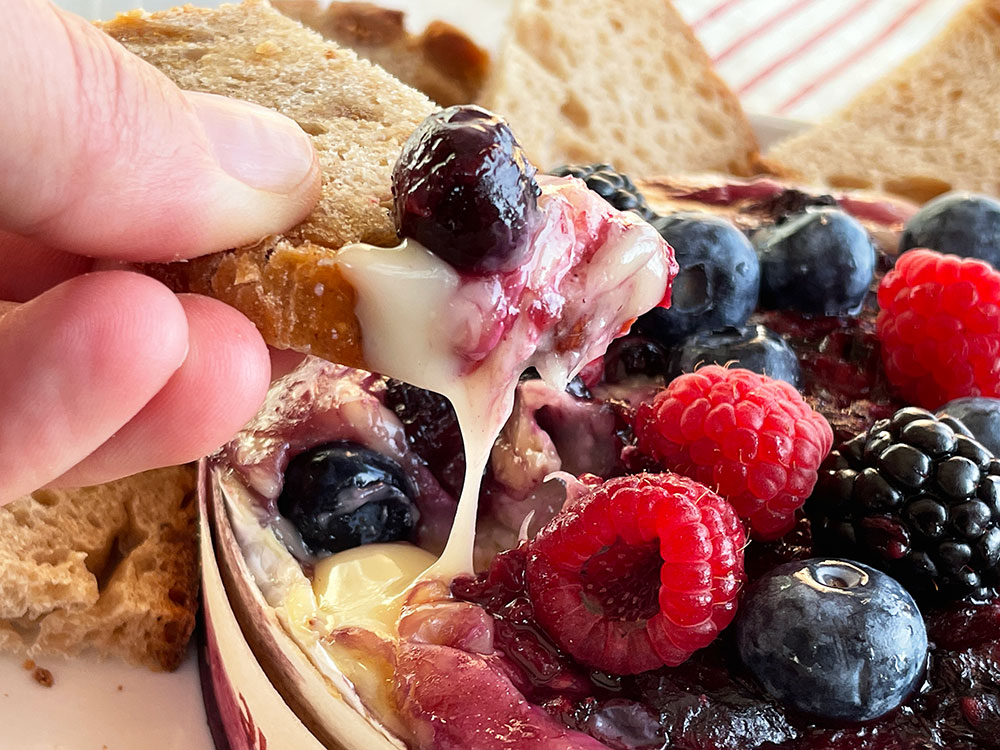 Gratinert brie med skogsbær