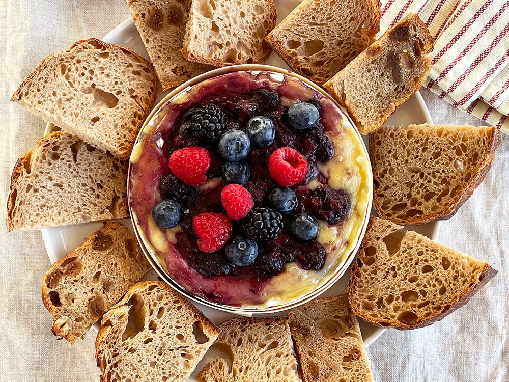 Gratinert brie med skogsbær