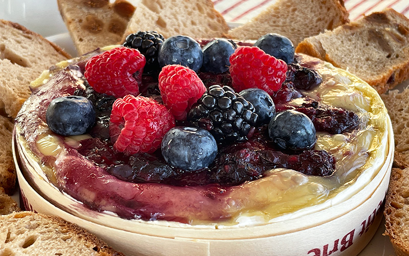 Ovnsbakt brie med skogsbær