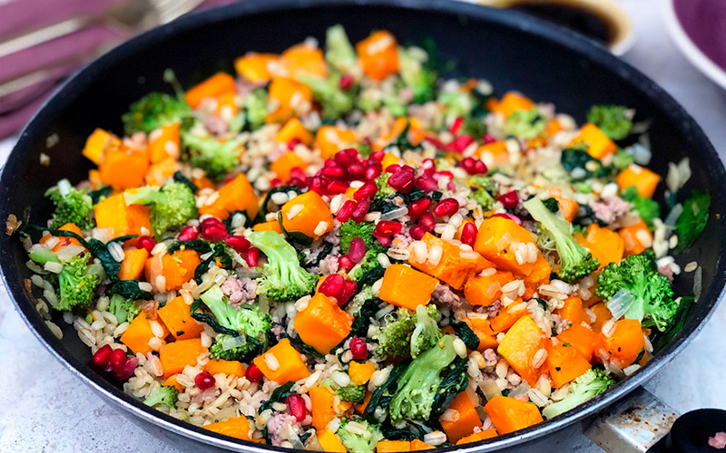 Lun vintersalat med italiensk pølse, gresskar og granateple