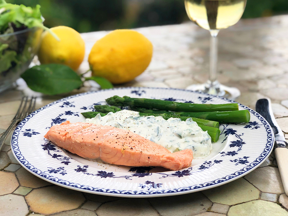 Laks trukket i hvitvin og dill