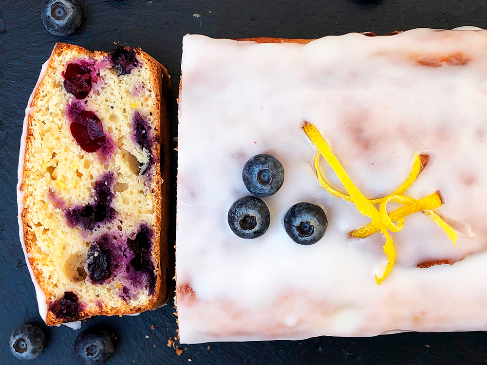 Saftig sitronkake med blåbær