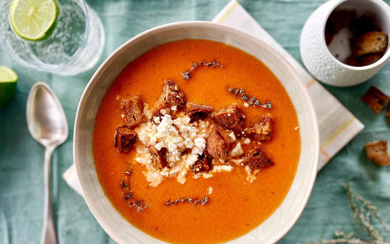 Bakt tomatsuppe med feta og sprø krutonger