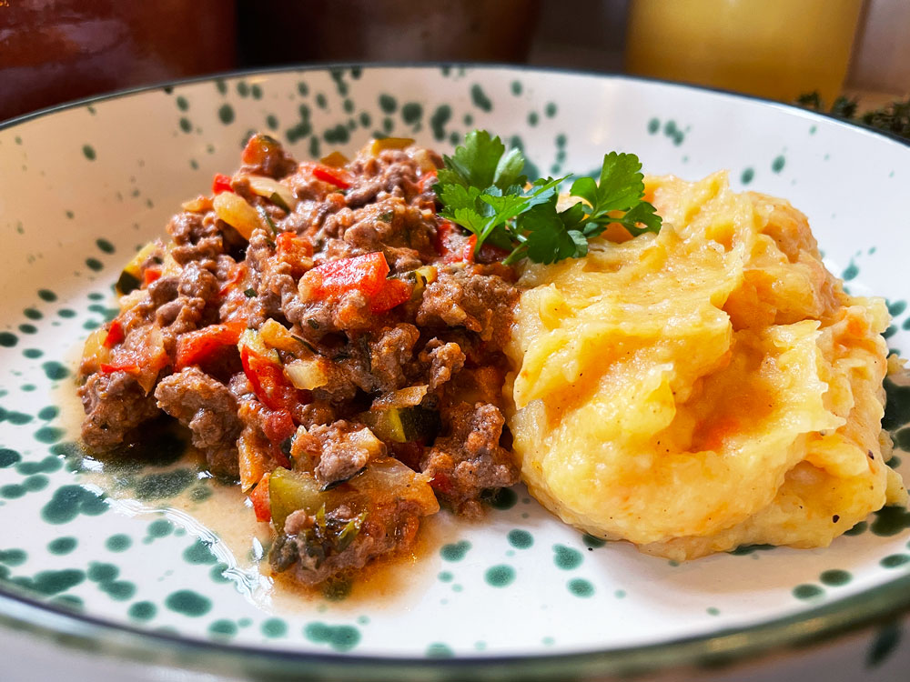 Familievennlig millionbiff med digg rotmos