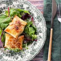 Gylne feta-pakker med timian og honning