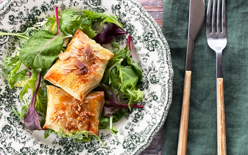 Gylne feta-pakker med timian og honning