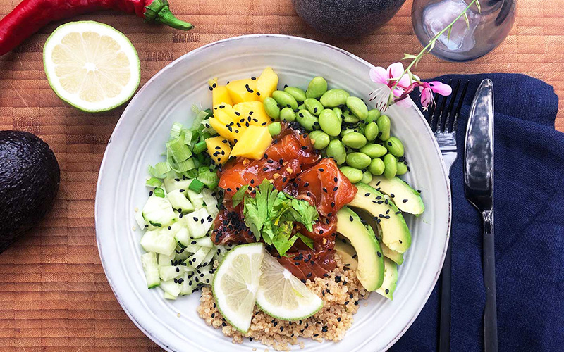 Poke bowl med laks og quinoa