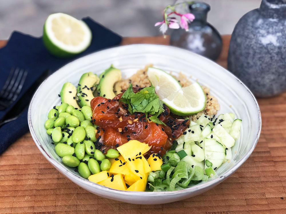 Poke bowl med laks og quinoa