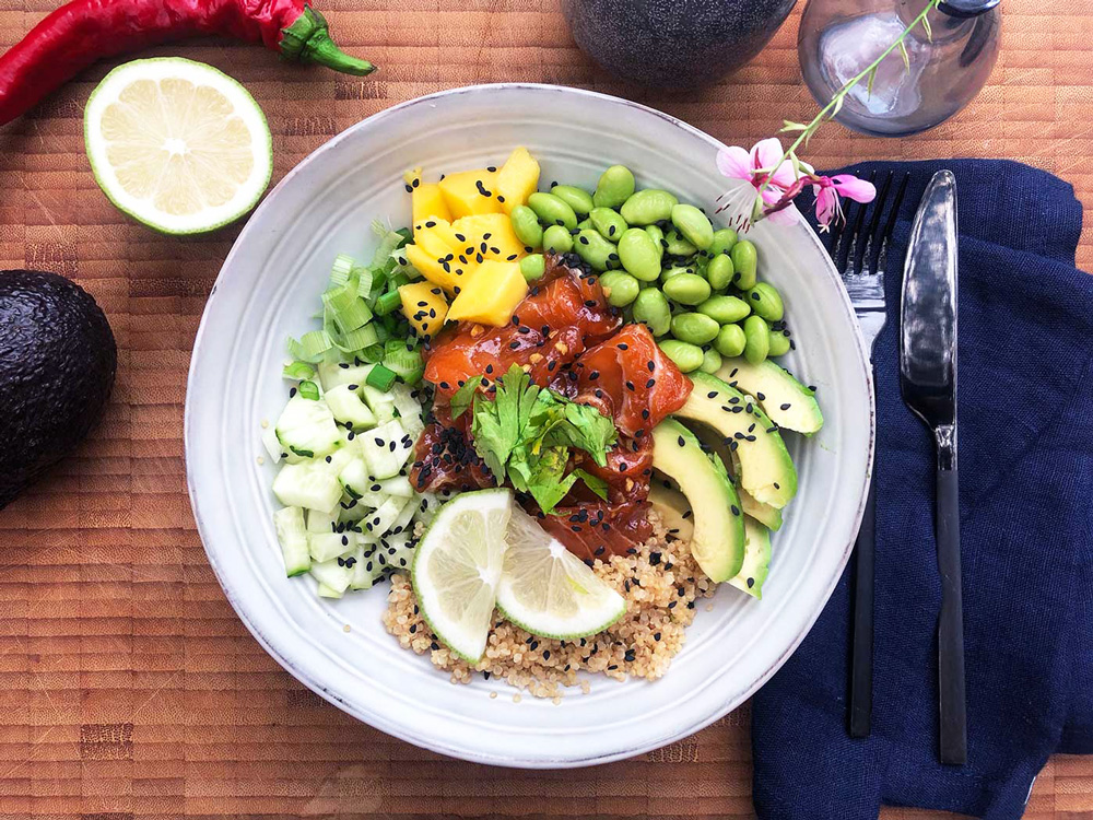 Poke bowl med laks og quinoa