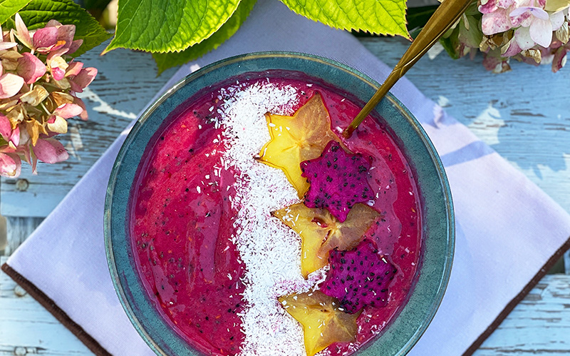 Smoothie bowl med bringebær og dragefrukt
