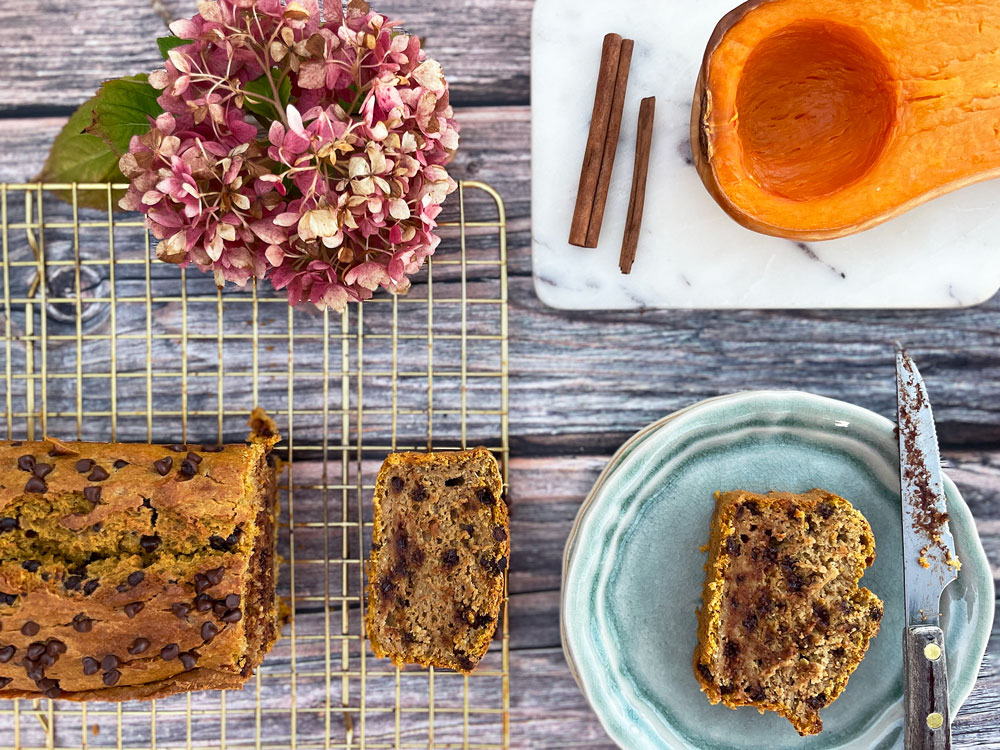 Gresskarkake med mørke sjokoladepletter