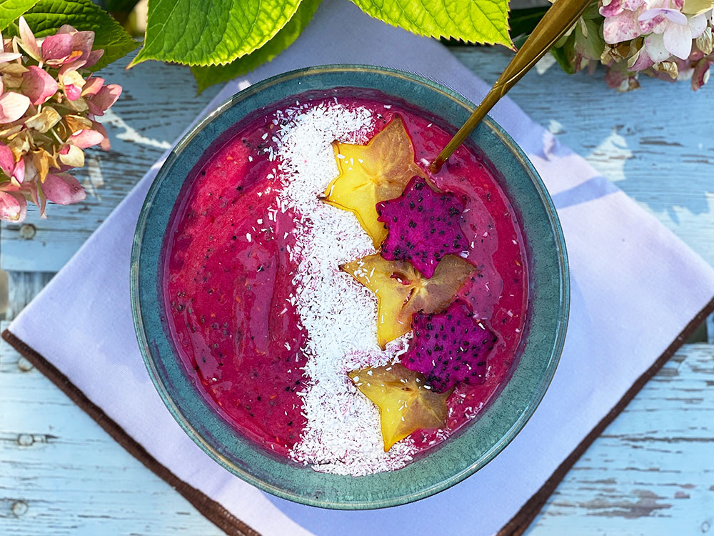 Smoothie bowl med bringebær og dragefrukt