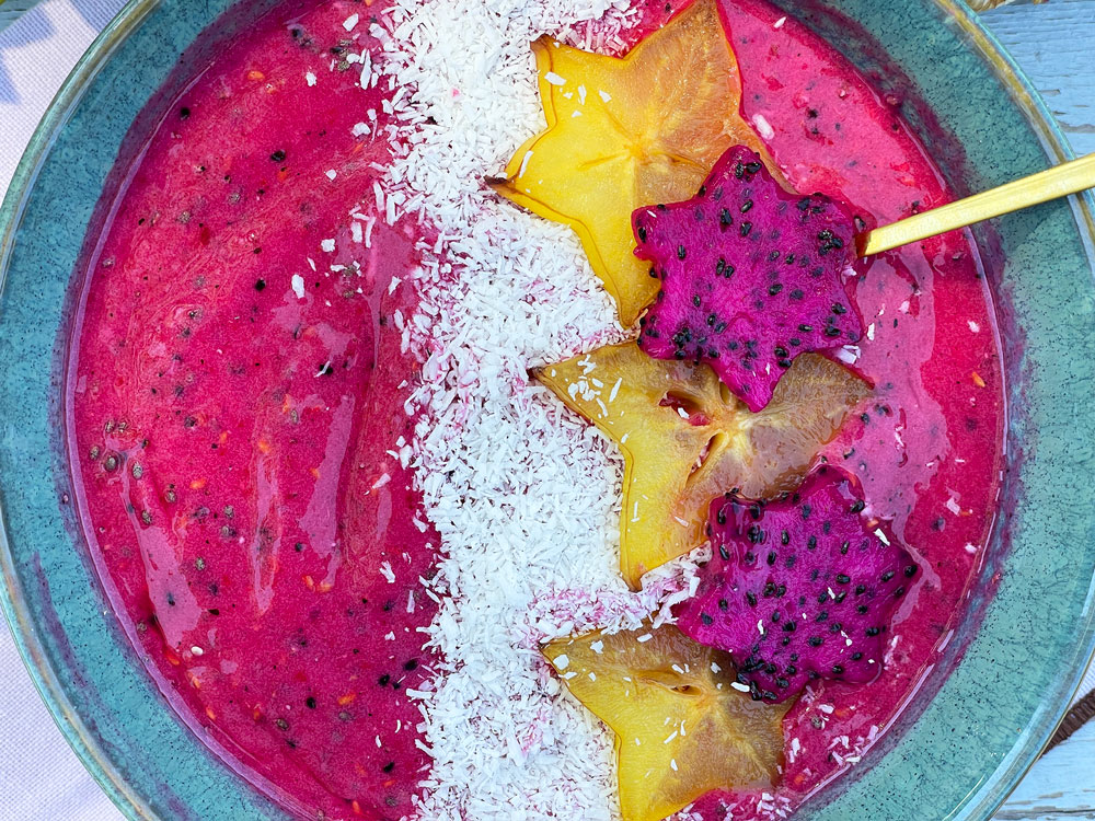 Smoothie bowl med bringebær og dragefrukt
