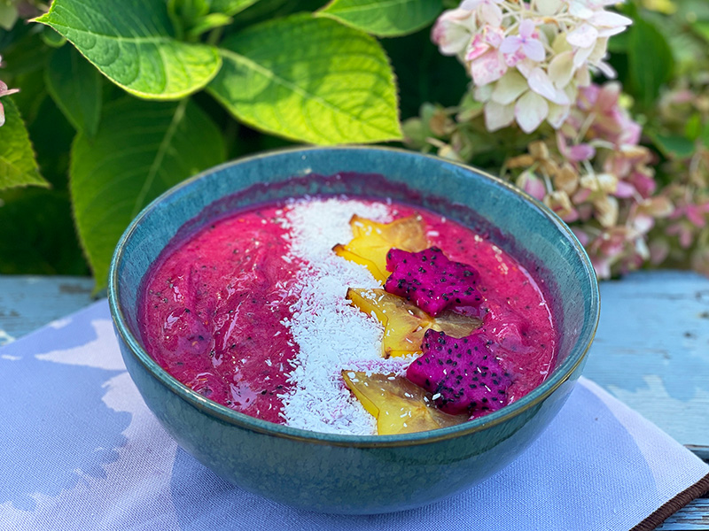 Smoothie bowl med bringebær og dragefrukt