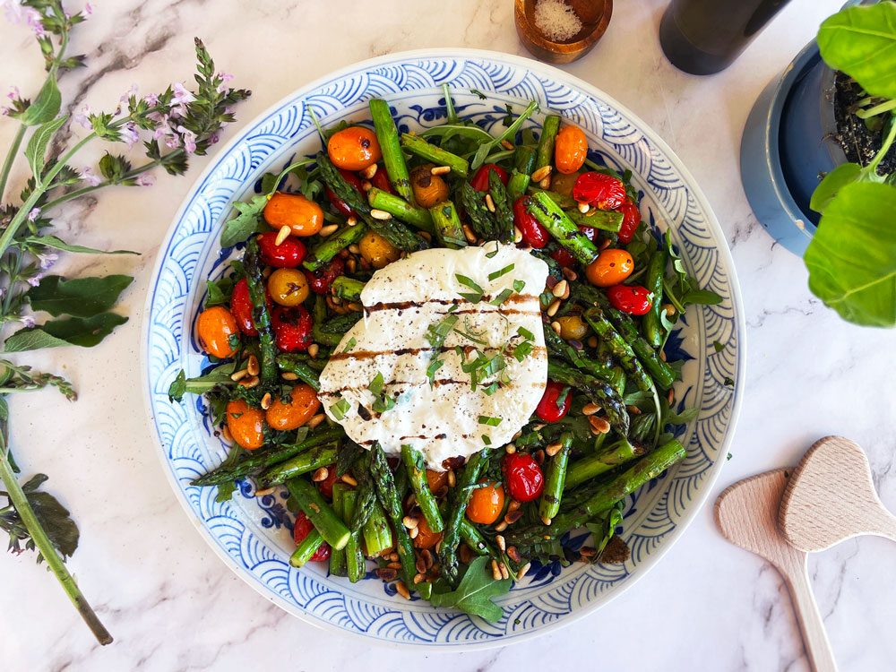 Sommersalat med ristet asparges og cherrytomater & burrata