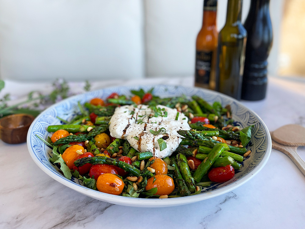 Sommersalat med ristet asparges og cherrytomater & burrata