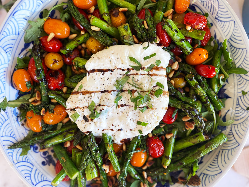Sommersalat med ristet asparges og cherrytomater & burrata