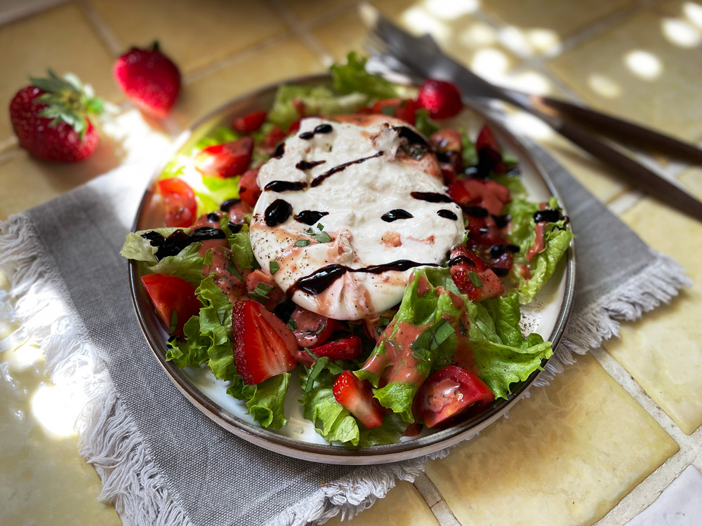 Luksus-salat med burrata og røde frukter