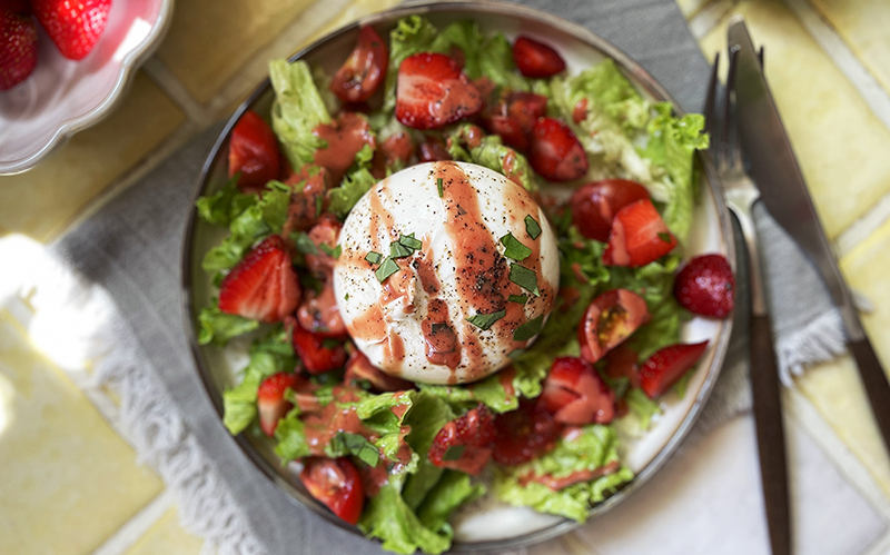 Luksus-salat med burrata og røde frukter
